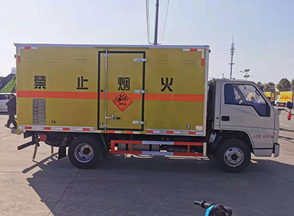 长岭爆破器材运输车工人安全操作规范与智能技术保障